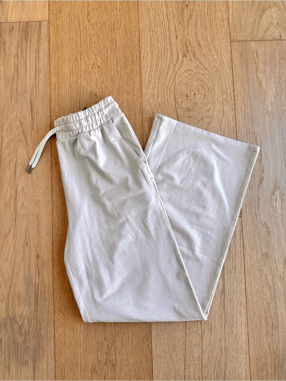 Vuori Halo Essential Wide Leg DreamKnit™ Pant Ecru
Heather S - Picture 4 of 8